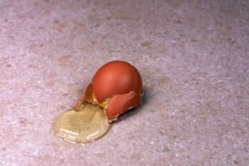 7 Spiritual Meanings of Broken Eggs in a Dream